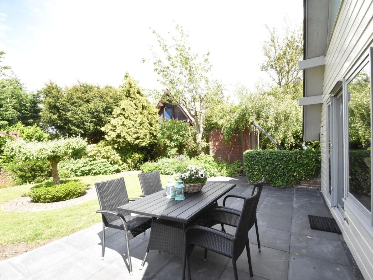 Balmy Holiday Home In Tuitjenhorn With Fenced Garden ภายนอก รูปภาพ