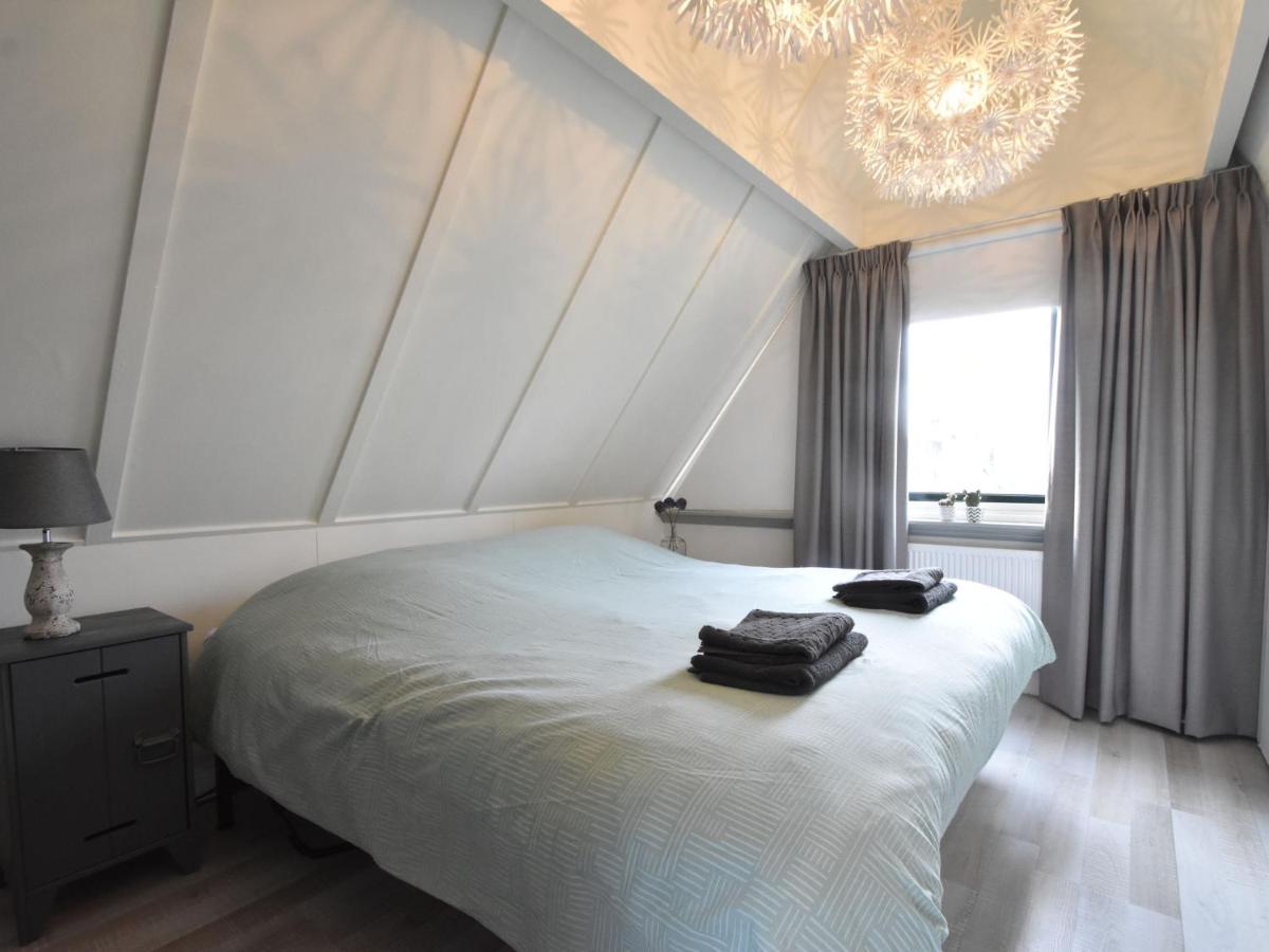 Balmy Holiday Home In Tuitjenhorn With Fenced Garden ภายนอก รูปภาพ