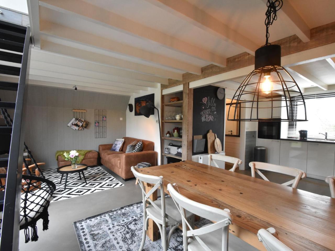 Balmy Holiday Home In Tuitjenhorn With Fenced Garden ภายนอก รูปภาพ